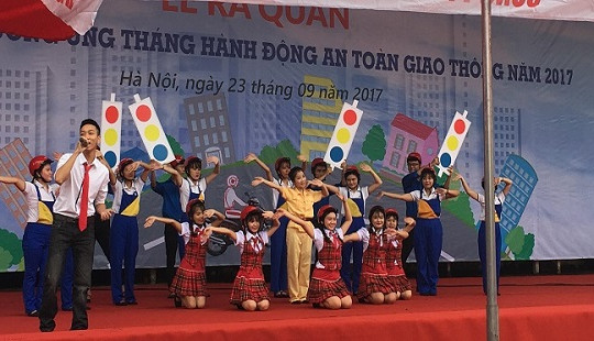 Hà Nội: Hơn 1000 học sinh, sinh viên tham gia diễu hành hưởng ứng tháng an toàn giao thông