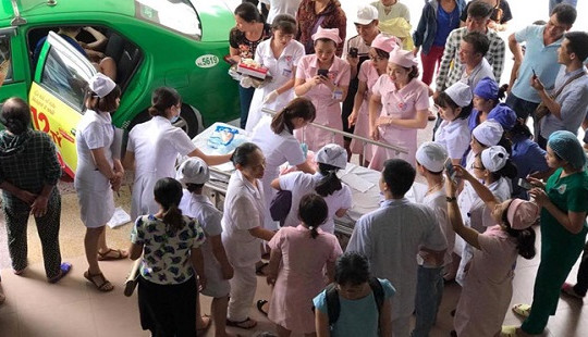 Vợ đẻ trên taxi, chồng thành "bà đỡ" bất đắc dĩ