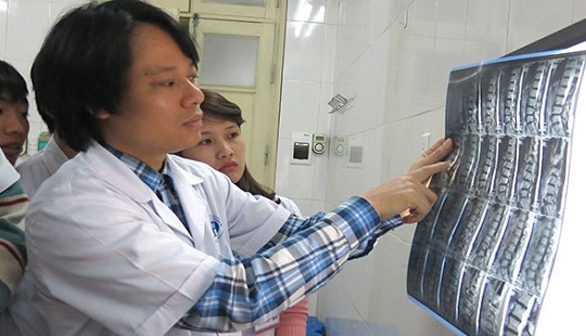 18 năm ra trường với mức lương 6 triệu/tháng: Tại sao có bác sĩ vẫn giàu?