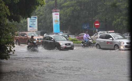 Các tuyến đường TP.Thanh Hóa biến thành sông do mưa lớn