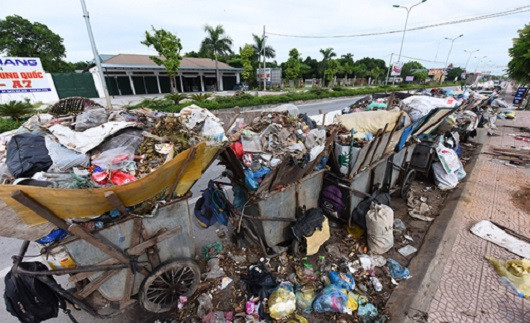 Hà Nội: Hàng nghìn tấn rác thải nằm chờ trên đường phố