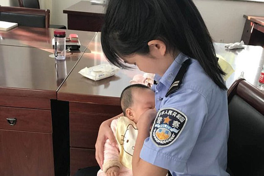 Trung Quốc: Xúc động cảnh nữ cảnh sát cho con của nghi phạm bú sữa