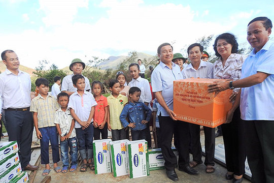 Vinamilk cùng hơn 110 ngàn ly sữa đến với trẻ em vùng lũ Hà Tĩnh và Quảng Bình