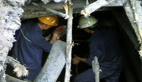 Quảng Ninh: Sập hầm lò khai thác than, hai công nhân bị vùi lấp