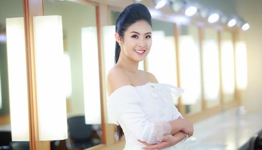 Hoa hậu Ngọc Hân diện váy trắng tinh khôi sau nghi vấn chuẩn bị lên xe hoa