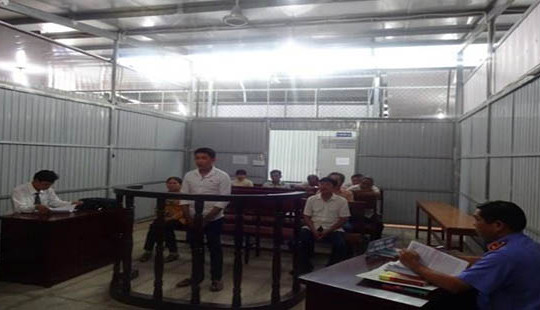 Tống tiền mẹ ruột để trả tiền nợ đánh bạc