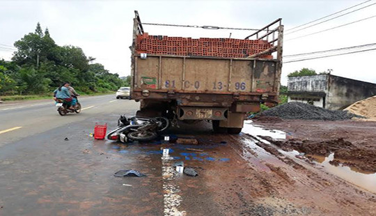 Tông vào đuôi xe tải đậu bên đường, một người tử vong