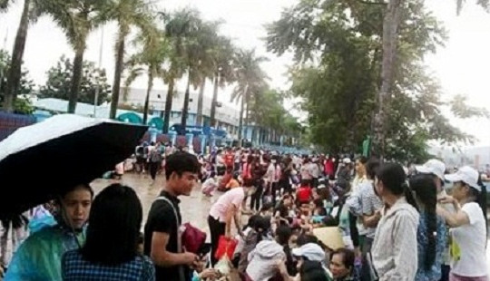 Gần 7.000 công nhân đội mưa đình công, yêu cầu đối thoại