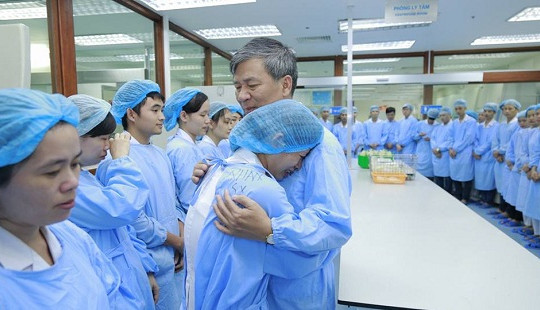 Cả ngàn người đẫm nước mắt chia tay vị bác sĩ về hưu: Khi sự tử tế được lan tỏa