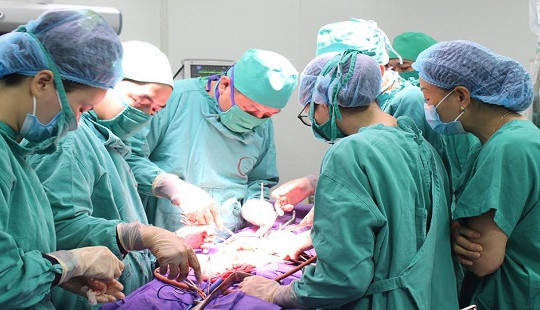 Sản phụ hôn mê sâu, ngừng tuần hoàn do biến chứng
