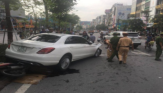 Xe ôtô Mercedes gây tai nạn liên hoàn, 2 người bị thương