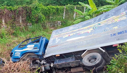 Khánh Hòa: Xe tải lao vào tàu thống nhất, ba người thương vong
