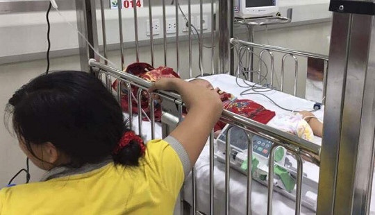 Uống nhầm dầu thắp nến, bé 14 tháng tuổi nguy kịch