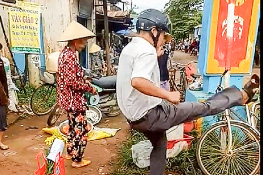 Vụ Trưởng Công an xã đá hàng hóa của dân: Vượt quá giới hạn công vụ