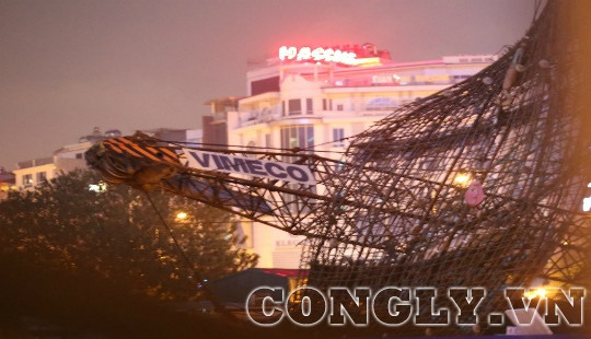 Hà Nội: Sập cần cẩu đang thi công tại công trường xây dựng