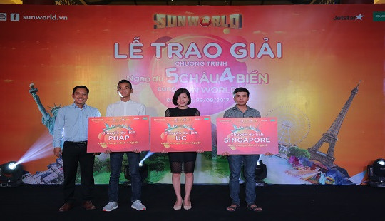 Các khách hàng Sun World hạnh phúc với giải thưởng tour du lịch quốc tế