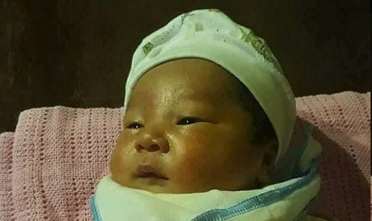 Hải Phòng: Bé gái sơ sinh bị bỏ rơi trước cổng chùa
