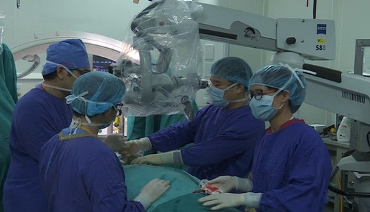 Hơn 1000 ca phẫu thuật cột sống bằng robot không có biến chứng