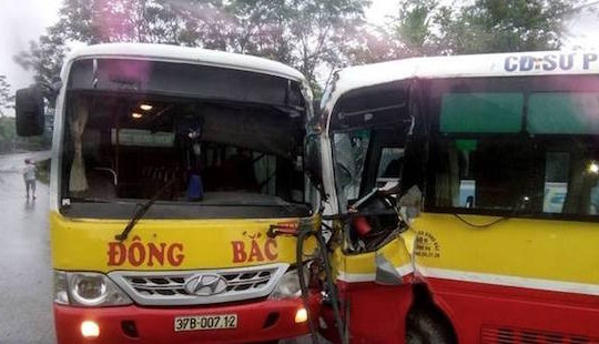 Xe buýt đâm nhau, nhiều hành khách hoảng loạn