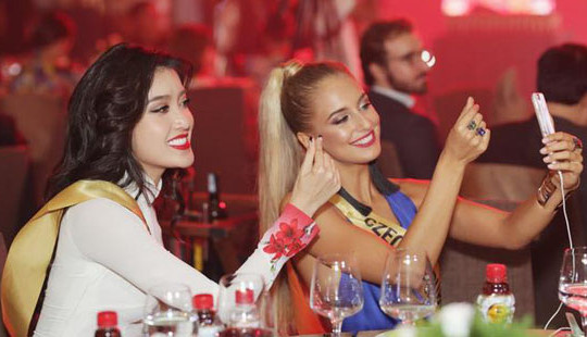Dàn người đẹp dự Miss Grand International hào hứng với văn hóa dân gian Việt Nam