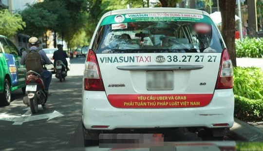 Sở GTVT Hà Nội yêu cầu taxi gỡ biểu ngữ phản đối Grab, Uber