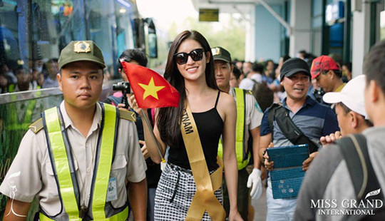 Hơn 70 người đẹp Miss Grand International làm "náo loạn" sân bay Đồng Hới