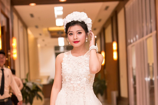 Sao mai Thu Hằng lại hoá công chúa cùng đàn tiên nữ áo trắng