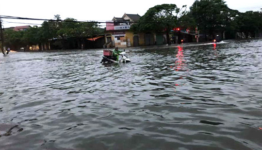 Mưa lớn kéo dài, TP Vinh chìm trong biển nước