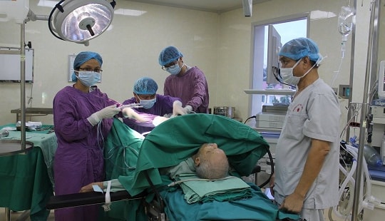 Cắt bao quy đầu, u tuyến tiền liệt cho cụ ông 104 tuổi