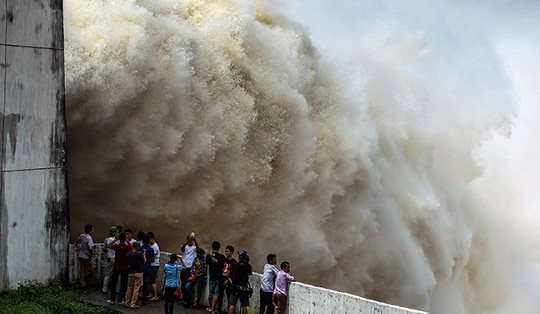 Thủy điện Hòa Bình mở cả 6 cửa xả đáy: QL 6 thành sông
