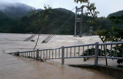 Nước lũ rút dần, Quốc lộ 1A đã thông trở lại