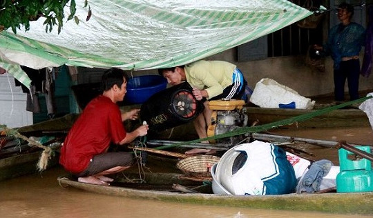 Thanh Hóa: Nước lũ tràn đê, hàng trăm hộ dân di dời khẩn cấp trong đêm