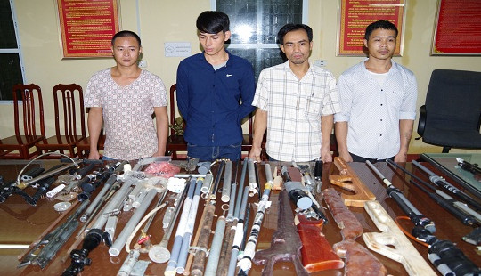 Dụ tài xế ra nghĩa trang để dùng súng cướp tài sản