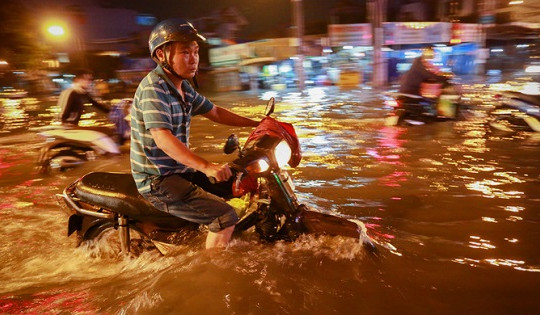 Mưa lớn, người Sài Gòn chống ngập suốt đêm