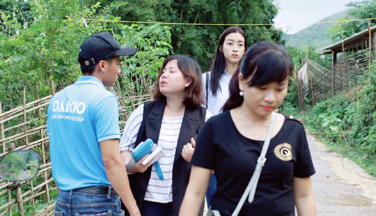 Sau sinh nhật "độc nhất vô nhị", Mỹ Linh cùng dân bản chia tay các gia đình có người bị lũ cuốn trôi