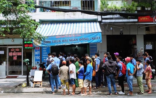 Sinh viên ăn cơm từ thiện: Sao lại xót xa?