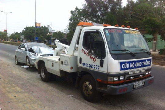 Đỗ xe trên đường cấm để thay lốp, vì sao lại bị cảnh sát phạt?