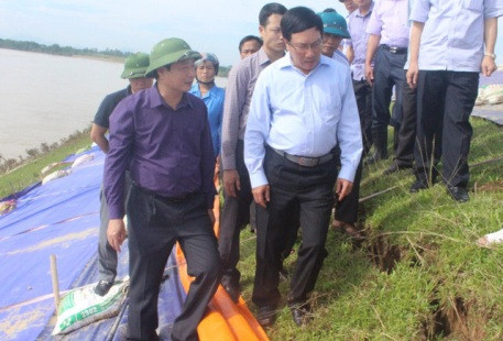 Sau lũ, người dân lo sợ vì đê xuống cấp