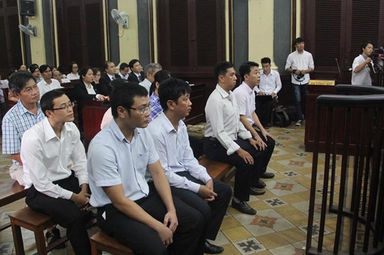 Đại diện Bộ Y tế, Công Thương lúng túng trả lời các câu hỏi của HĐXX