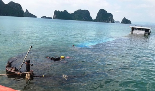 Sà lan chở hơn 1.300 tấn than chìm trên biển Quảng Ninh