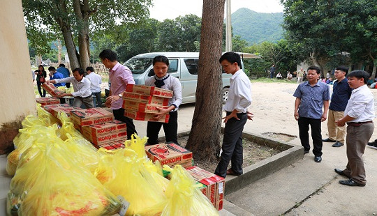 Học viện Tòa án chia sẻ khó khăn với người dân vùng rốn lũ