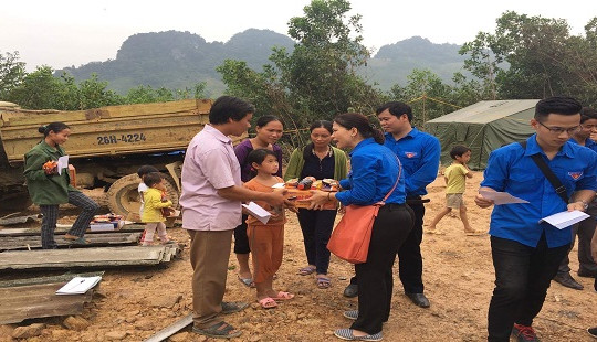 Đoàn thanh niên TAND cấp cao tại Hà Nội chia sẻ với đồng bào khó khăn ở Hòa Bình