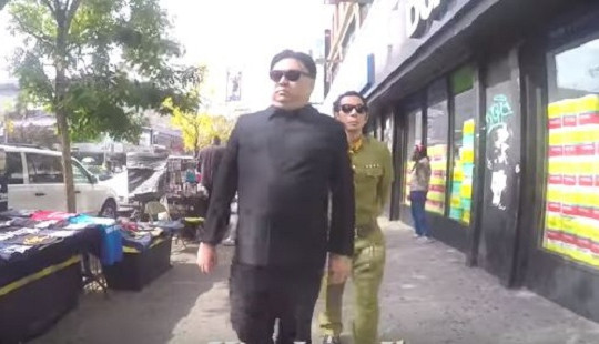 Ông “Kim Jong-un” thong thả đi bộ trước sự ngỡ ngàng của người dân Mỹ