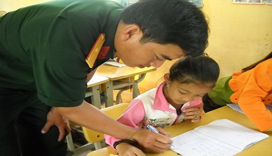 Người thầy áo xanh gieo chữ vùng cao