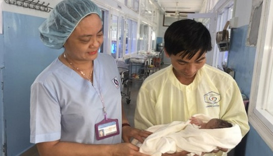 Vừa mổ bắt con, vừa mở hộp sọ cứu sống thai phụ u não di căn