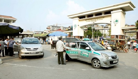 Bị tố để taxi độc quyền "chặt chém" khách: Bệnh viện Bạch Mai nói gì?