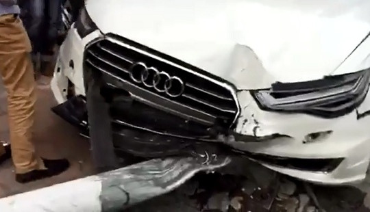 Xe Audi lao lên vỉa hè đâm đổ cột đèn, 1 người bị thương
