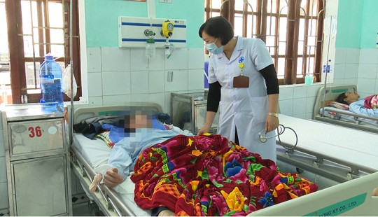 7 người nhập viện cấp cứu sau bữa tiệc tân gia