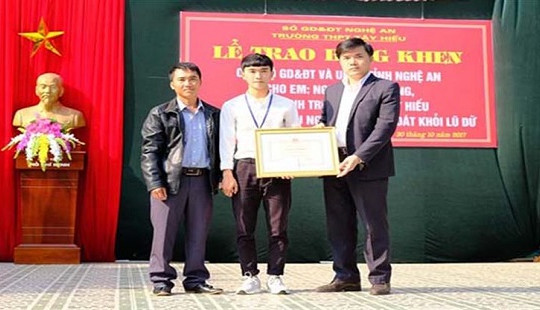 Bộ GD-ĐT trao bằng khen cho nam sinh dũng cảm cứu người trong lũ dữ