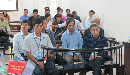 6 cán bộ thôn bán đất công để hưởng lợi